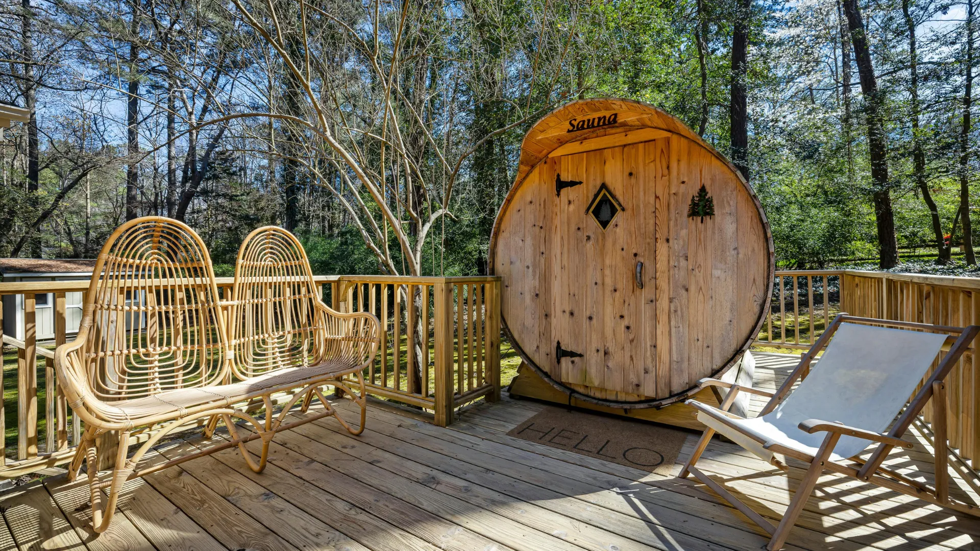 drewniany taras, meble i sauna