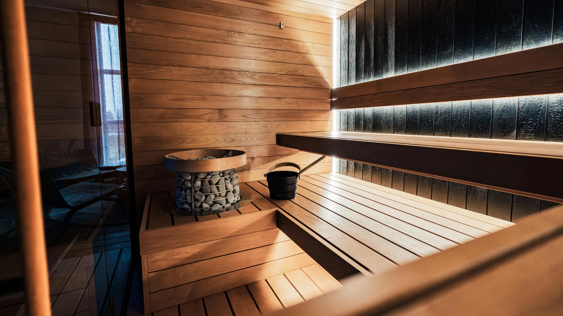 sauna drewniana wewnątrz domu z eleganckim oświetleniem